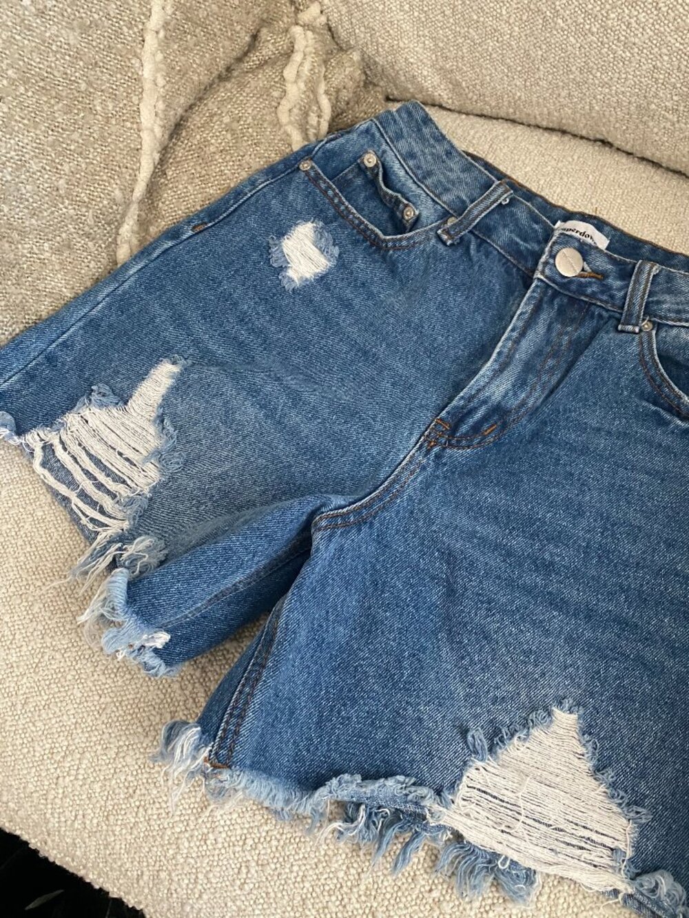 Revolve Superdown | Lennon Distressed Mid Short (RUNS SMALL) - Picture 5 of 12